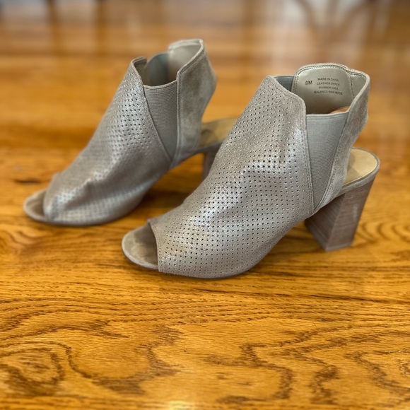 Vaneli Champagne Gold Leather Sandals - Picture 2 of 7